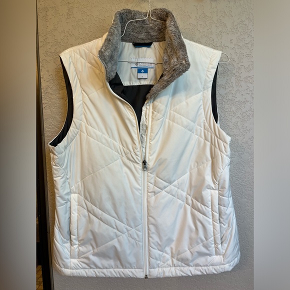 Columbia Jackets & Blazers - Columbia women’s quilted vest. White. XL